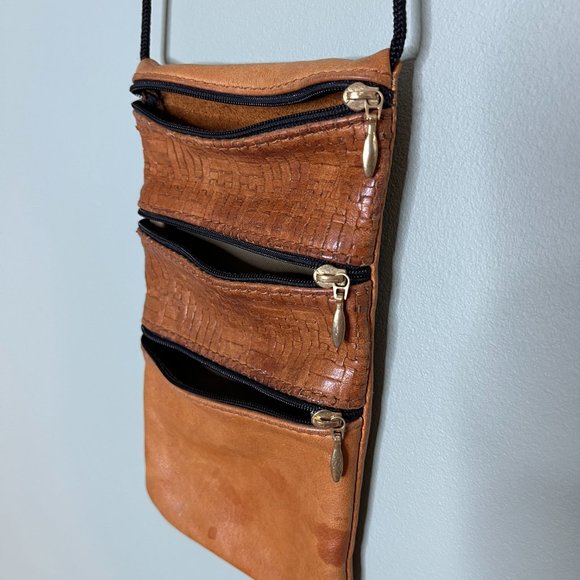 Vintage Leather Crossbody Travel Satchel with three pockets - Picture 6 of 6